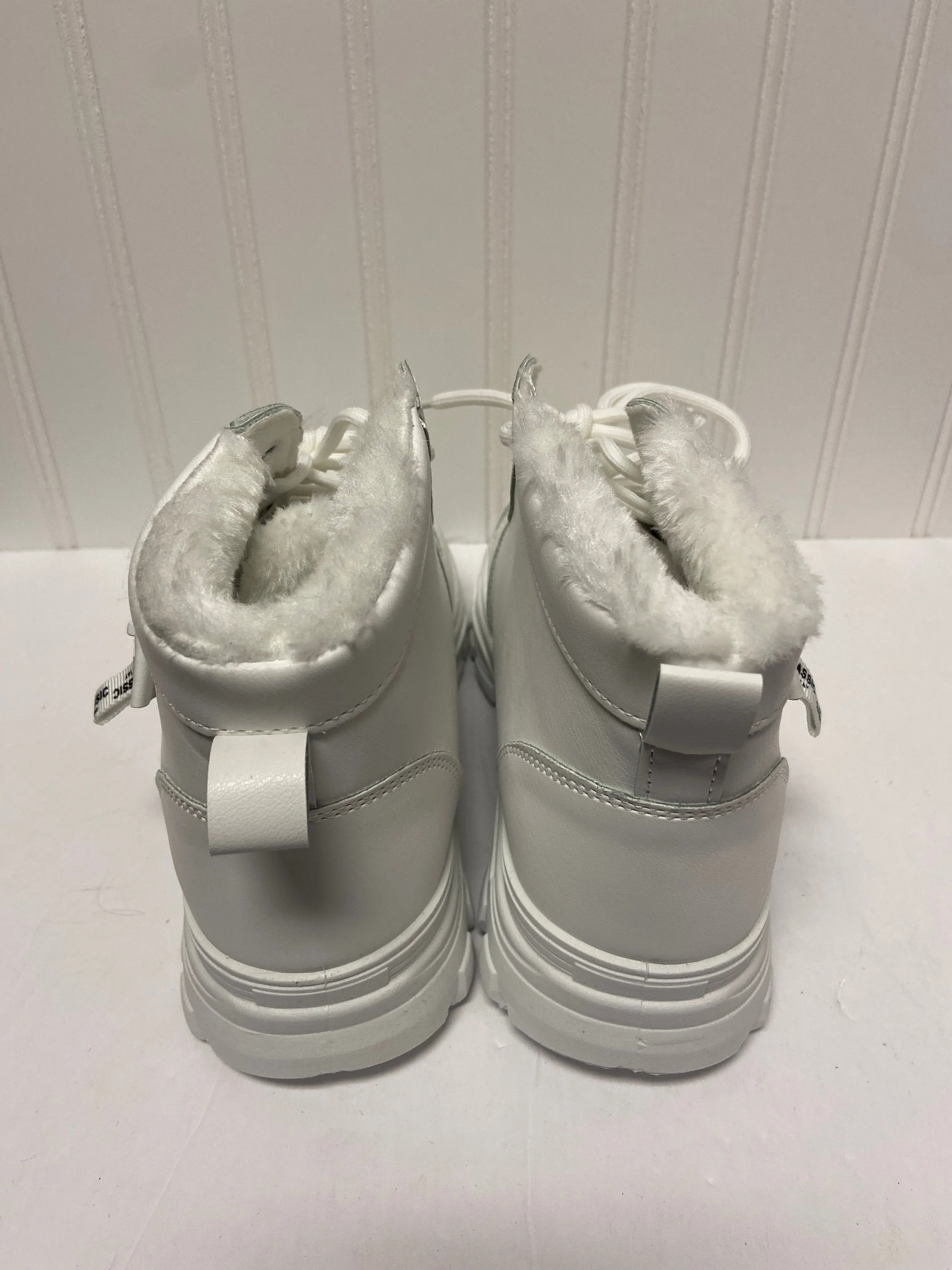 Boots Snow By Clothes Mentor  Size: 8.5