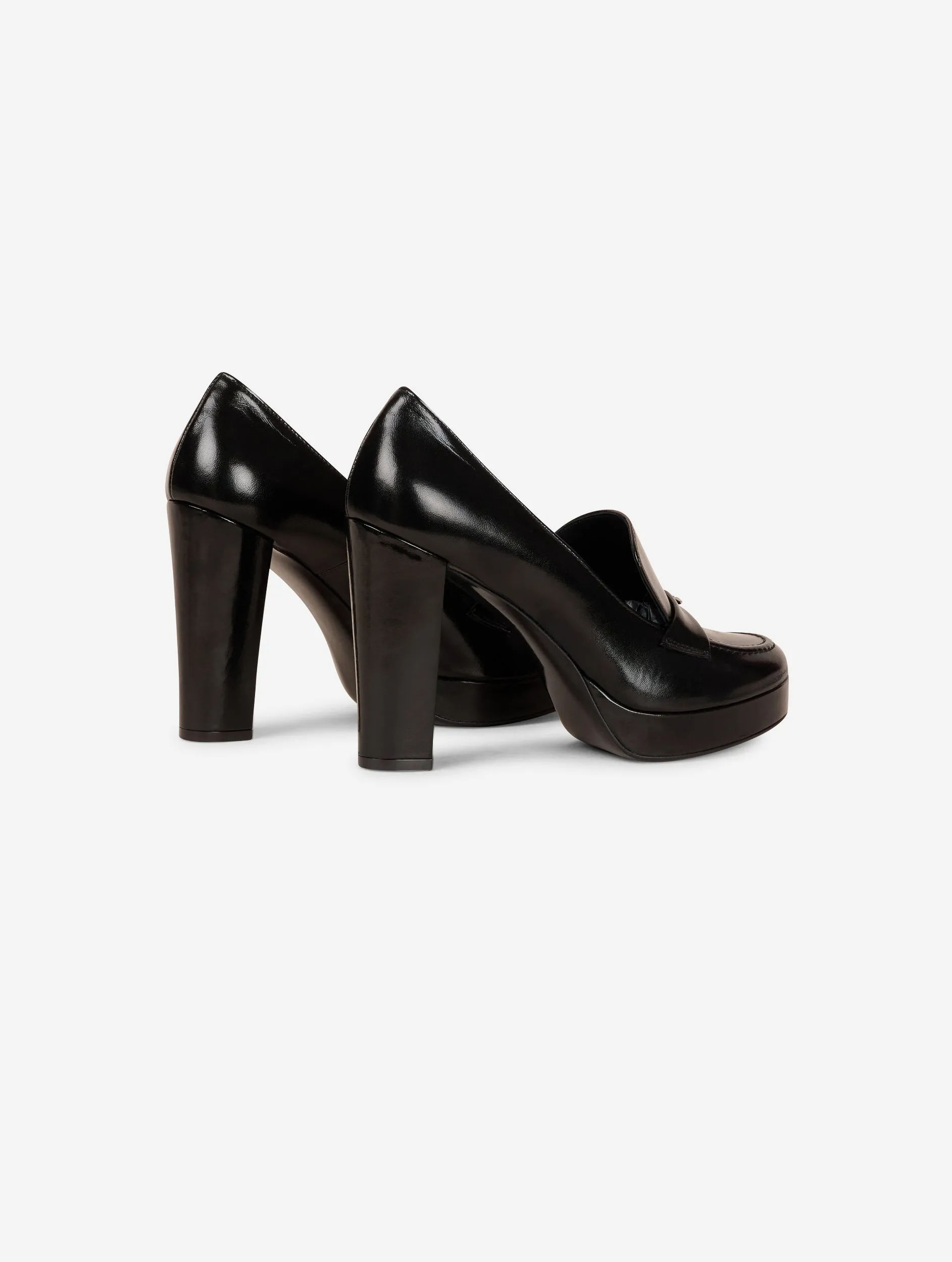 Heeled loafers in black patent leather