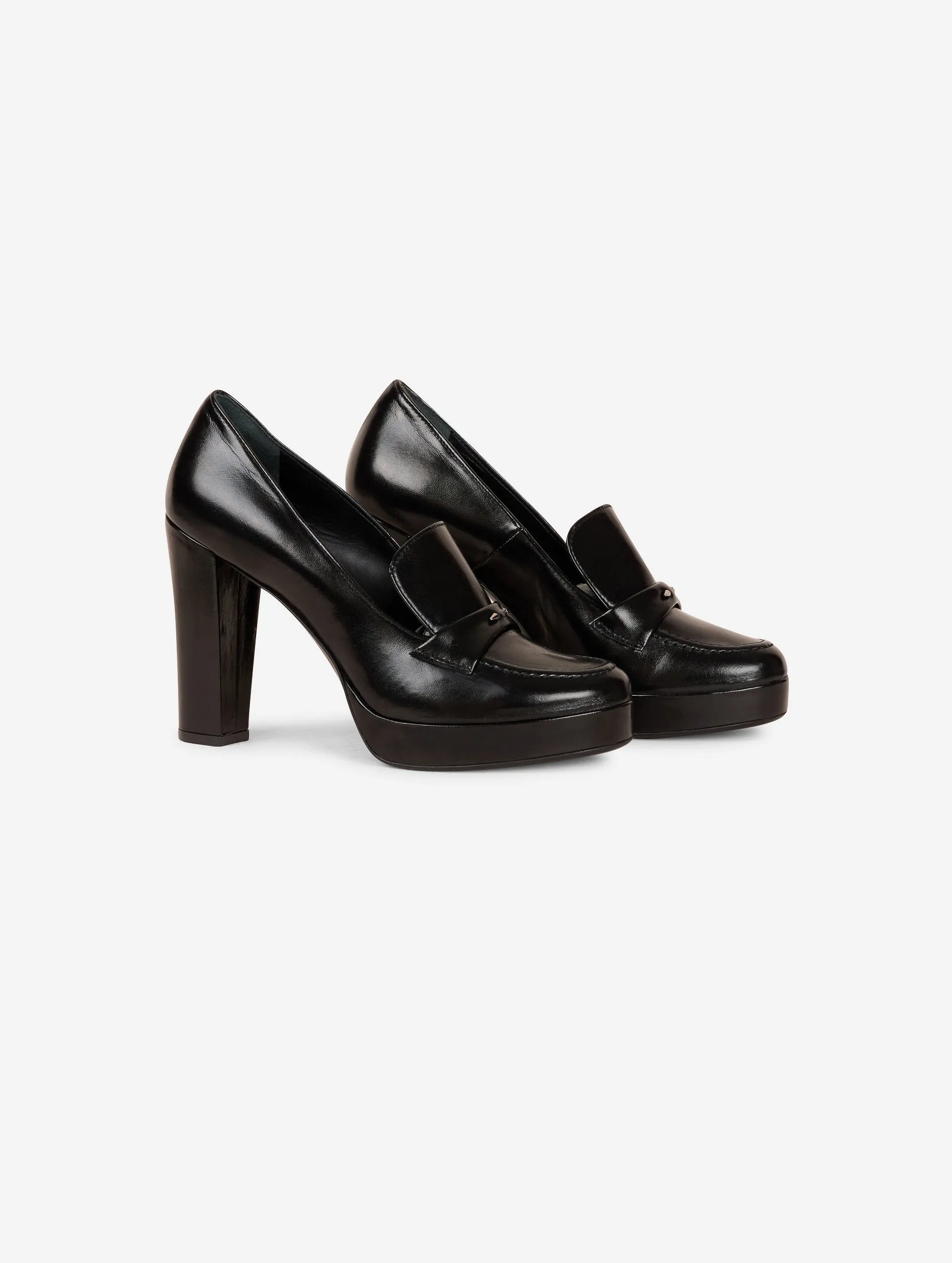 Heeled loafers in black patent leather